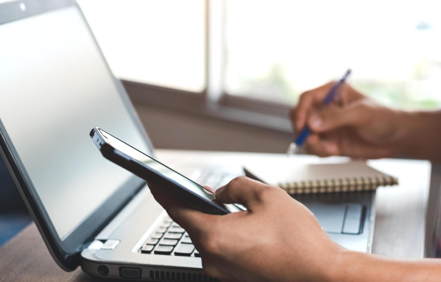 Interface d'apprentissage interactive montrant les modules de formation financière